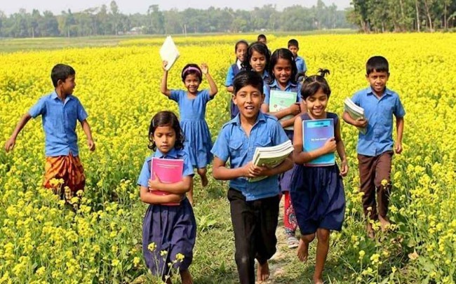 আগামী জুলাই মাস থেকে প্রাথমিক বিদ্যালয়ের শিক্ষার্থীদের পাটের তৈরি ব্যাগ ও স্কুল ড্রেস দেওয়া হবে